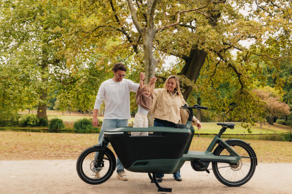 A father and daughter playing with their Lovens Explorer 2 in a park in Rotterdam