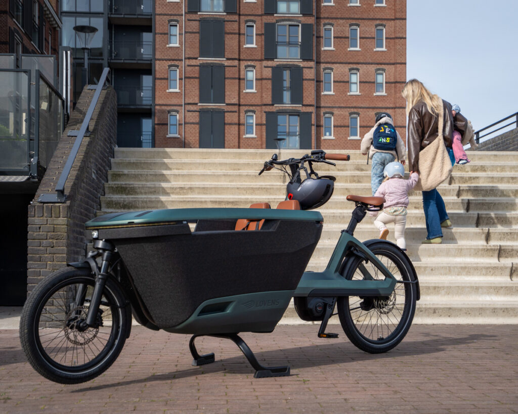 Family and their Lovens Explorer 2 cargobike