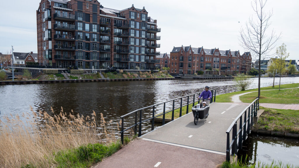 Lovens Explorer 2: a father and his child cycling across a small bridge
