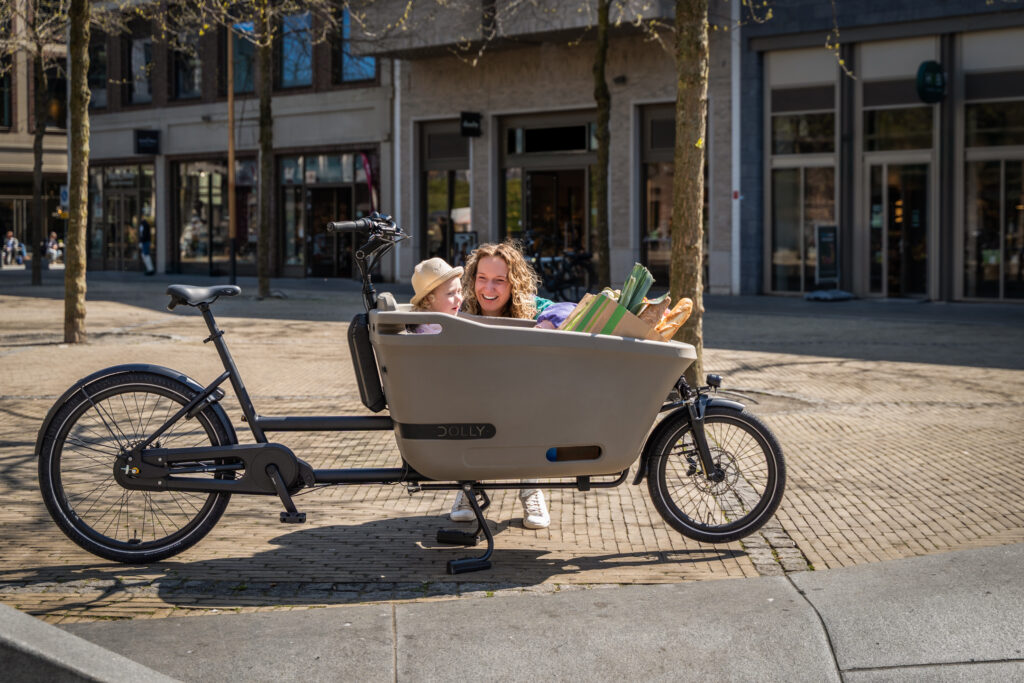 Mother and daughter go shopping with the Dolly Joy Black Hazulnut cargo bike