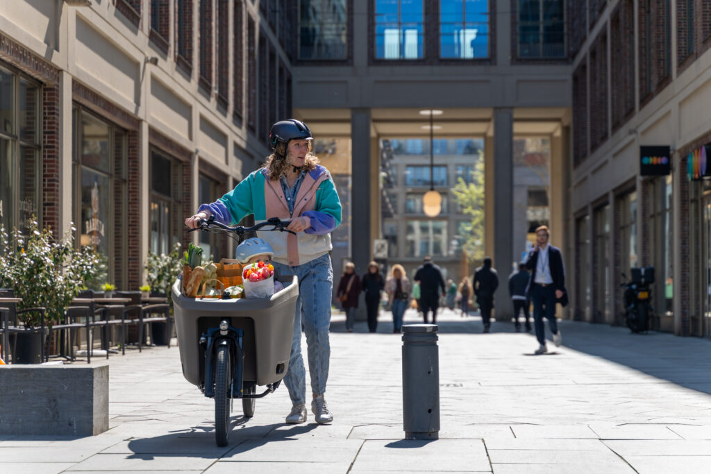 Mother and daughter go shopping with the Dolly Joy cargo bike